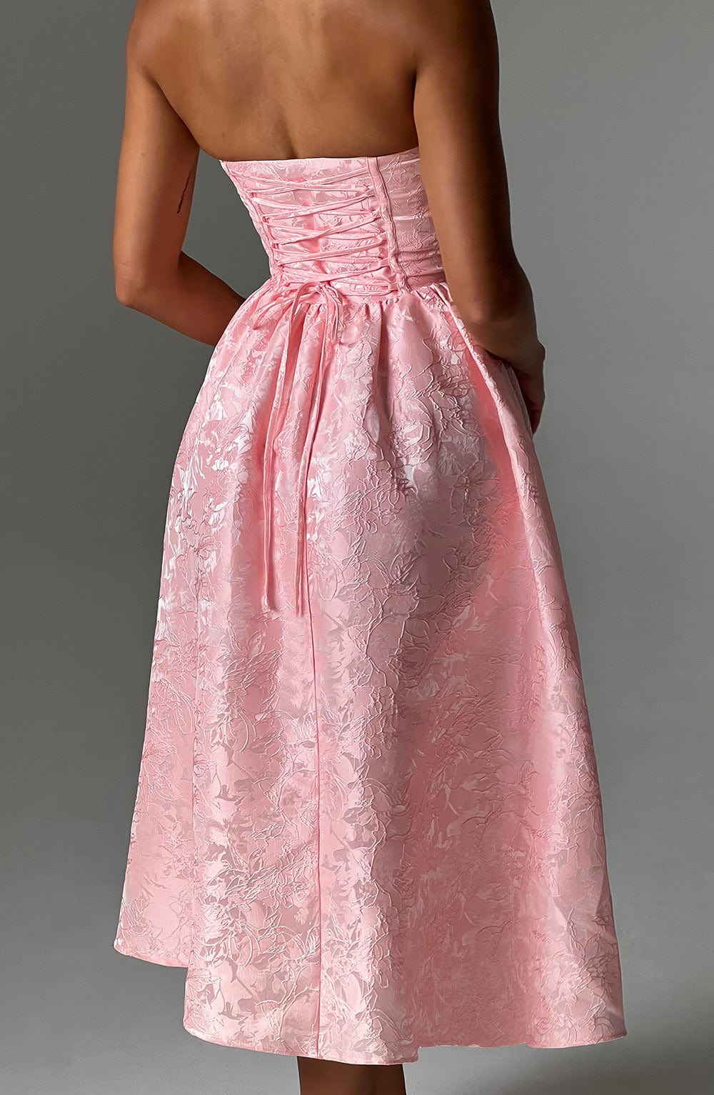 Saoirse Midi Dress Blush – Vestido Midi Saoirse Blush, Elegância e Sofisticação em Cada Detalhe