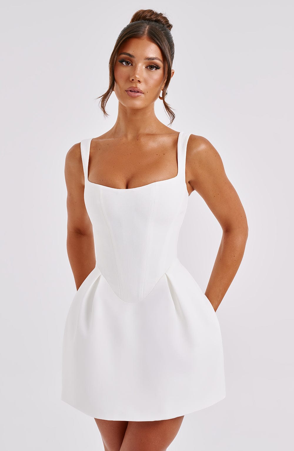 Janiyah Mini Dress Ivory – Vestido Mini Janiyah Marfim, Elegância Refinada e Exclusividade