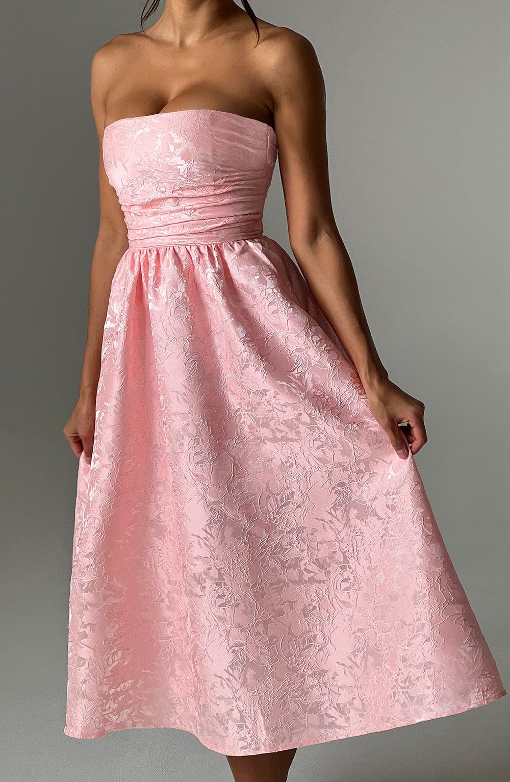 Saoirse Midi Dress Blush – Vestido Midi Saoirse Blush, Elegância e Sofisticação em Cada Detalhe