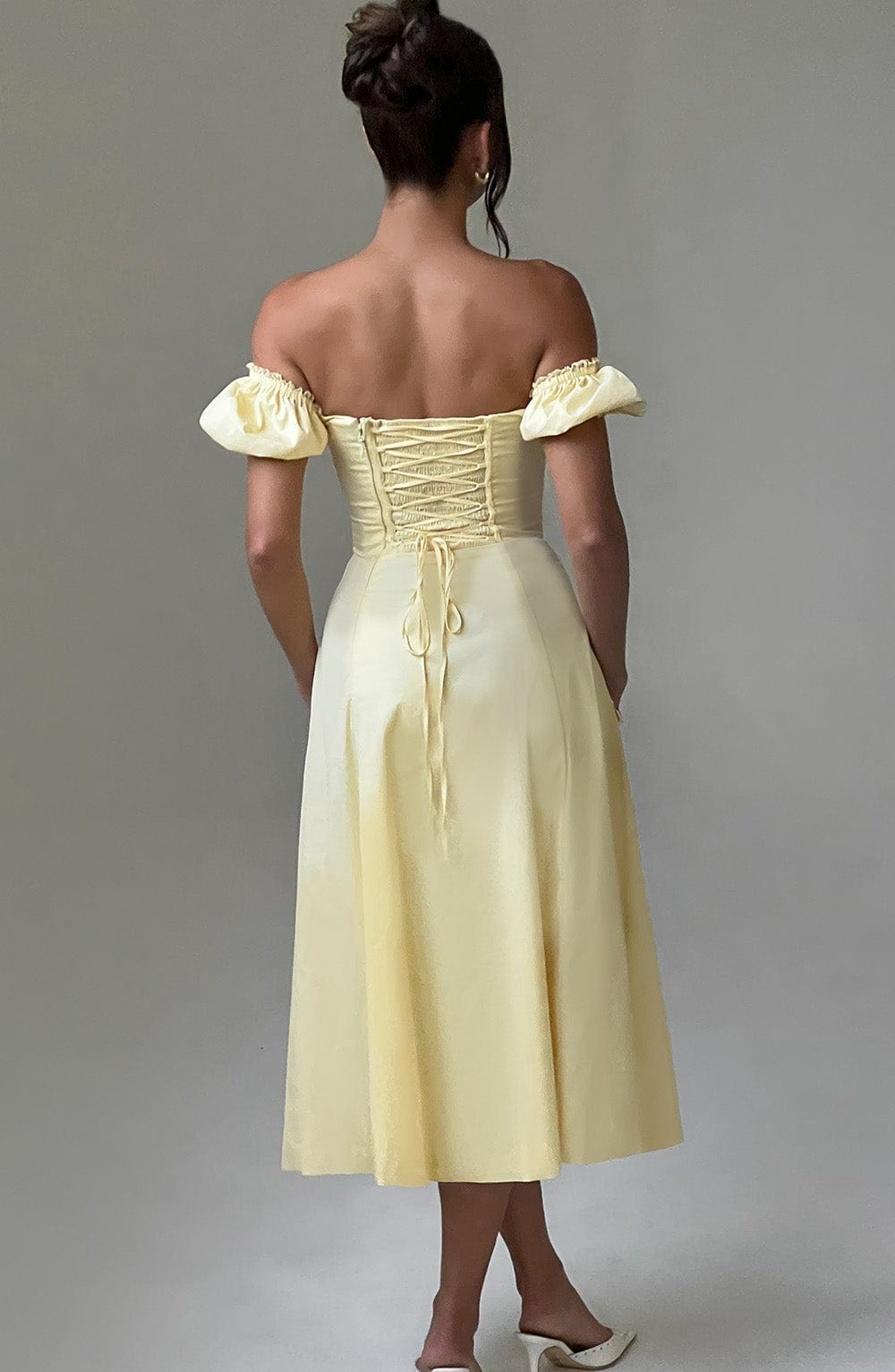 Courtney Midi Dress Lemon – Vestido Midi Courtney Amarelo, Frescor e Elegância em Uma Peça Única