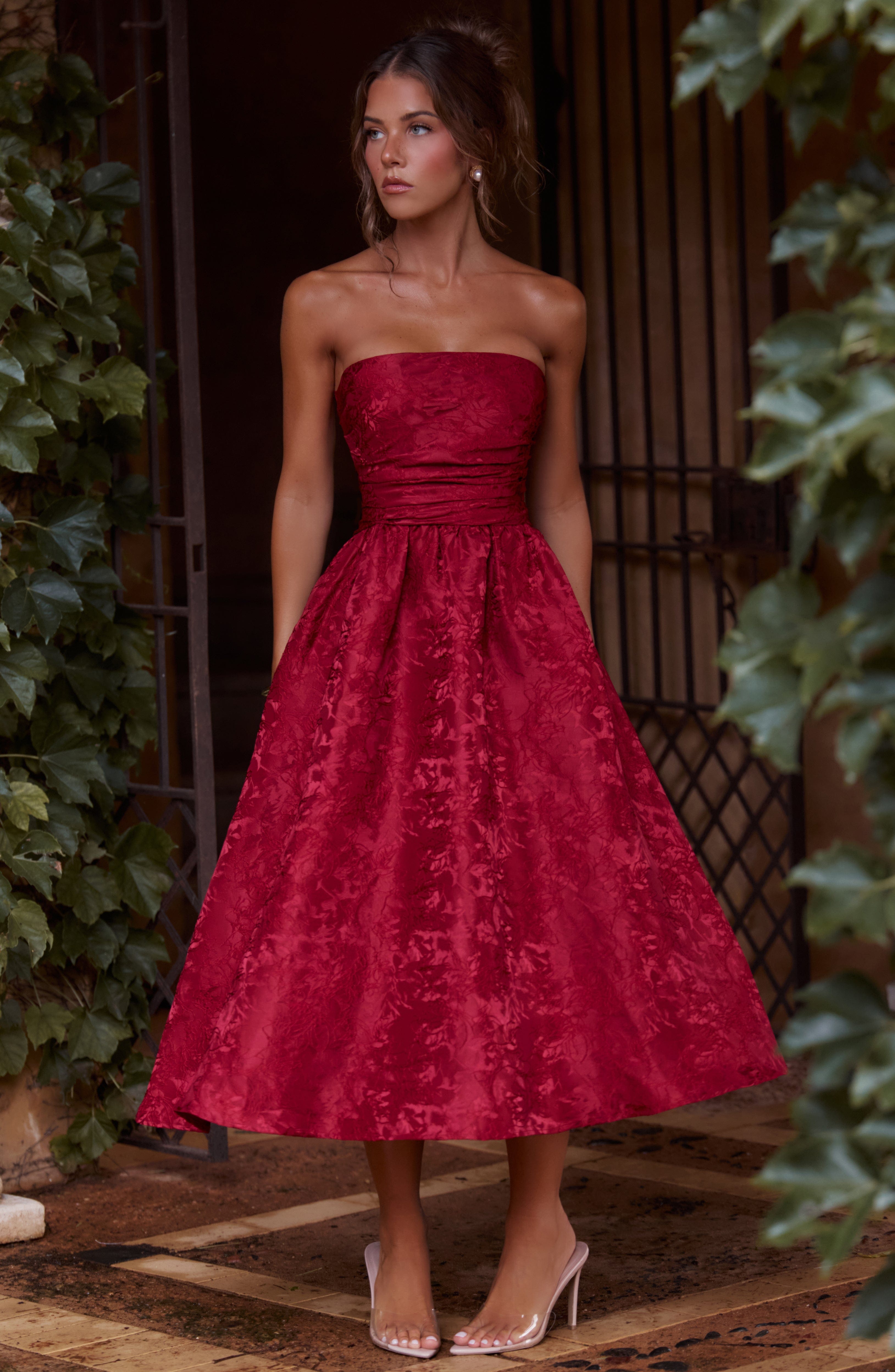 Saoirse Midi Dress Red – Vestido Midi Saoirse Vermelho, Elegância e Sofisticação Atemporal