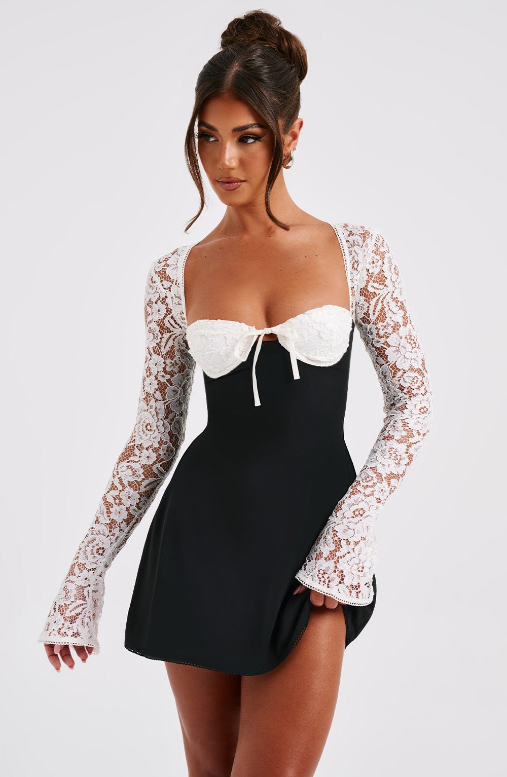 Jacinta Mini Dress Black & White – Vestido Mini Jacinta Preto e Branco, Sofisticação e Estilo Atemporal