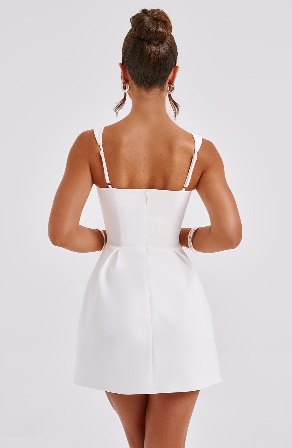 Janiyah Mini Dress Ivory – Vestido Mini Janiyah Marfim, Elegância Refinada e Exclusividade