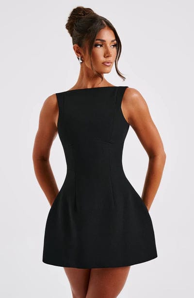 Amara Mini Dress Black – Vestido Mini Amara Preto, Sofisticação e Modernidade em Uma Peça Exclusiva