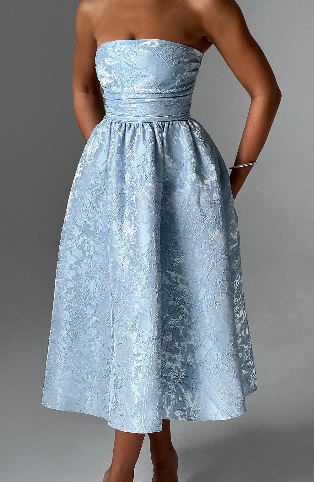Saoirse Midi Dress Blue – Vestido Midi Saoirse Azul, Elegância e Sofisticação em Cada Detalhe
