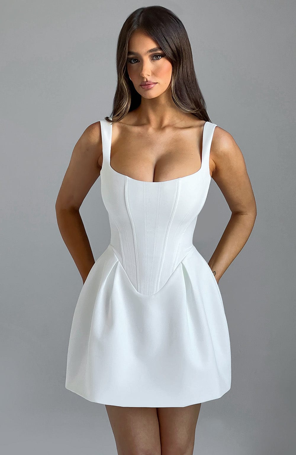 Janiyah Mini Dress Ivory – Vestido Mini Janiyah Marfim, Elegância Refinada e Exclusividade