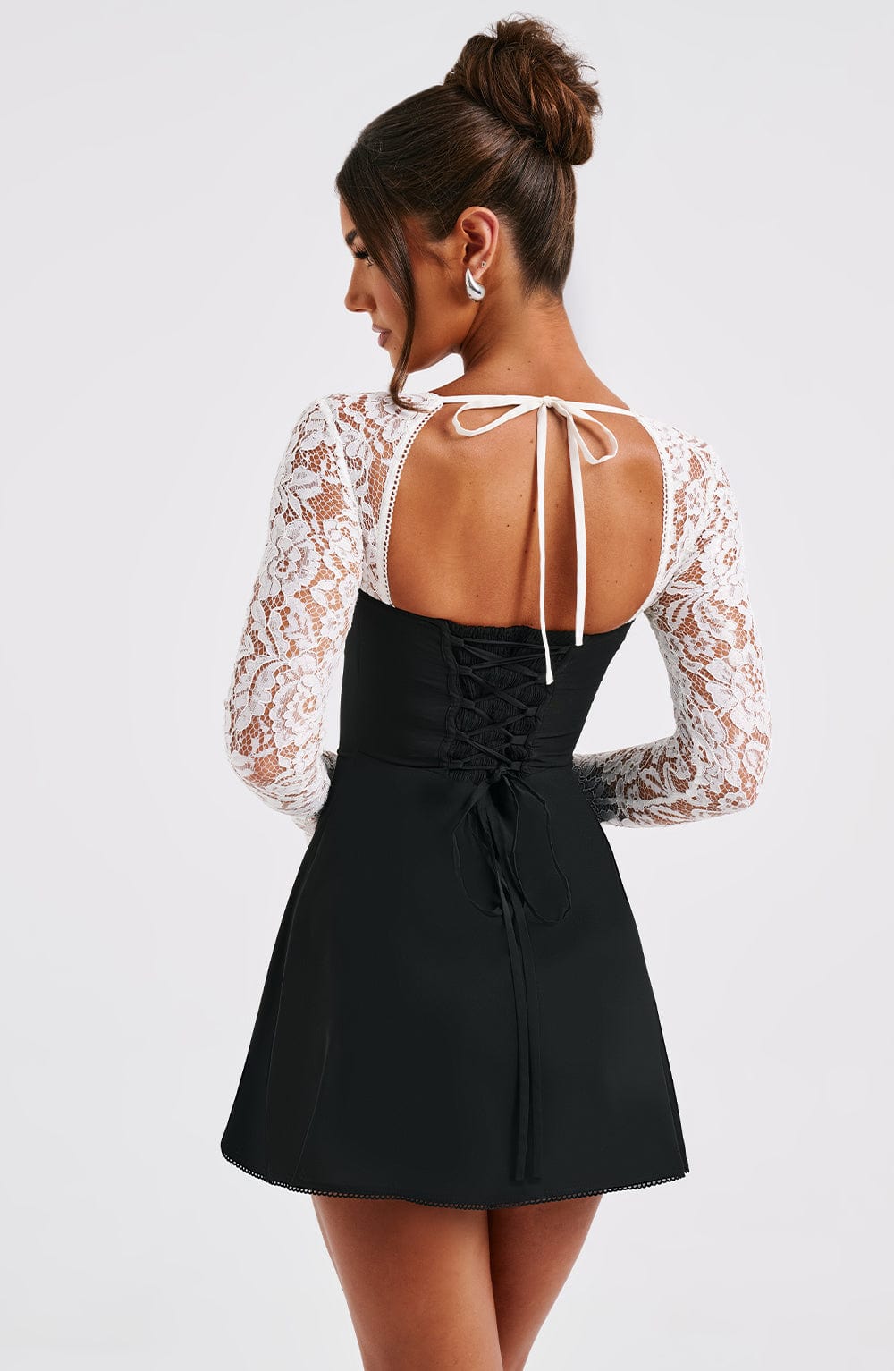 Jacinta Mini Dress Black & White – Vestido Mini Jacinta Preto e Branco, Sofisticação e Estilo Atemporal