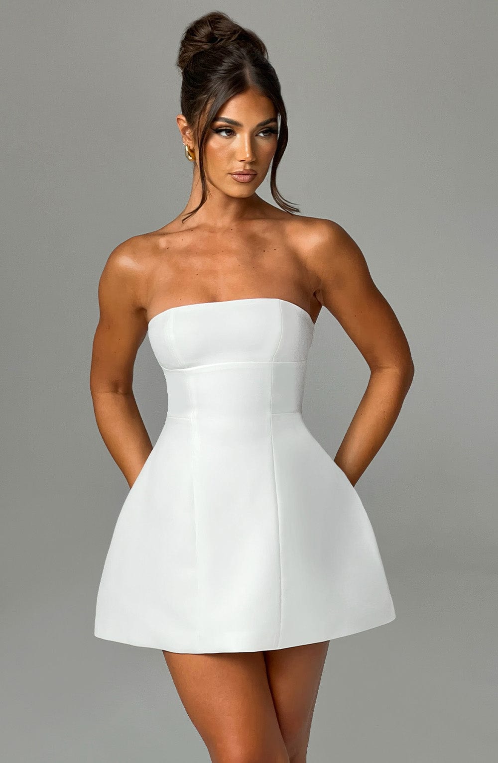 Asha Mini Dress Ivory – Vestido Mini Asha Marfim, Sofisticação e Elegância Atemporal