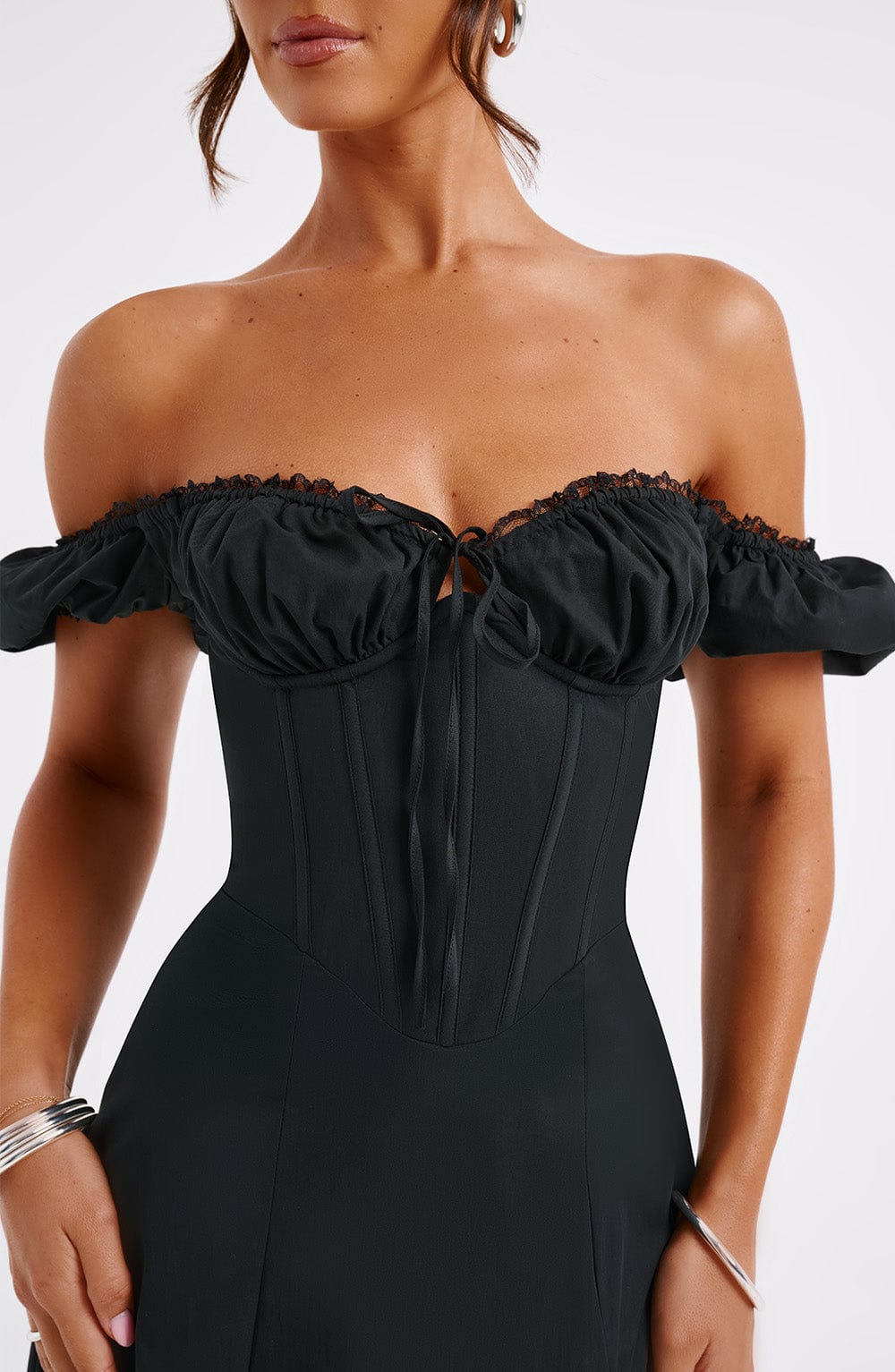 Courtney Midi Dress Black – Vestido Midi Courtney Preto, Elegância Atemporal e Sofisticação Exclusiva