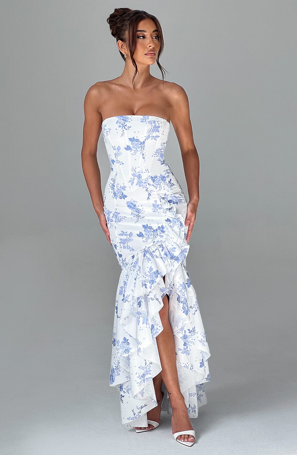 Angelina Maxi Dress Blue Floral Print - Vestido Longo Angelina com Estampa Floral Azul, Elegância e Leveza para Ocasiões Especiais