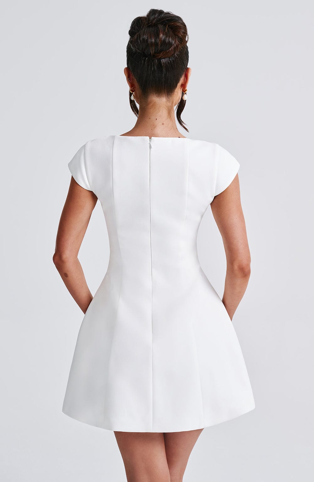 Lena Mini Dress Ivory – Vestido Mini Lena Marfim, Elegância Sofisticada e Exclusividade