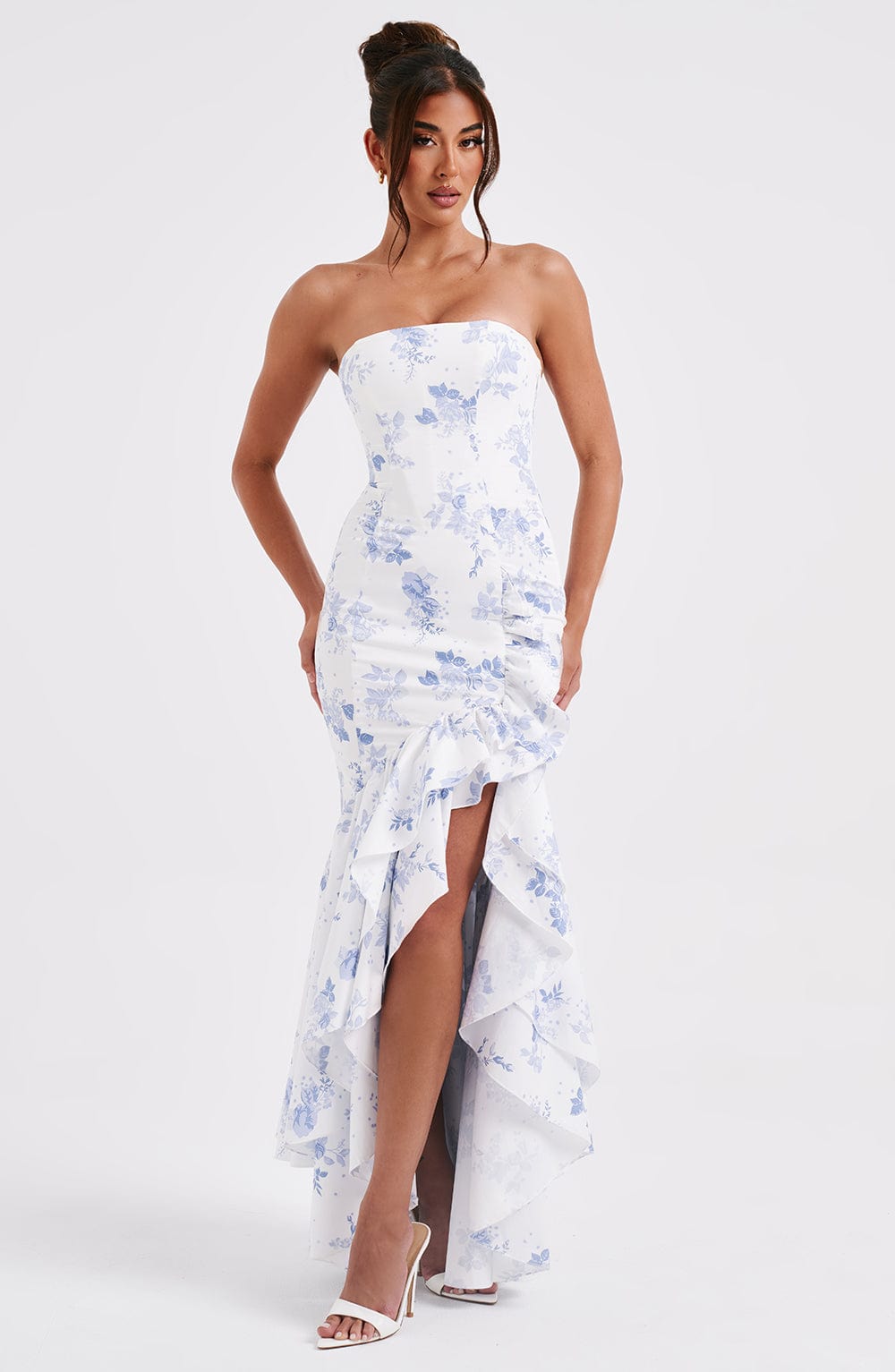 Angelina Maxi Dress Blue Floral Print - Vestido Longo Angelina com Estampa Floral Azul, Elegância e Leveza para Ocasiões Especiais