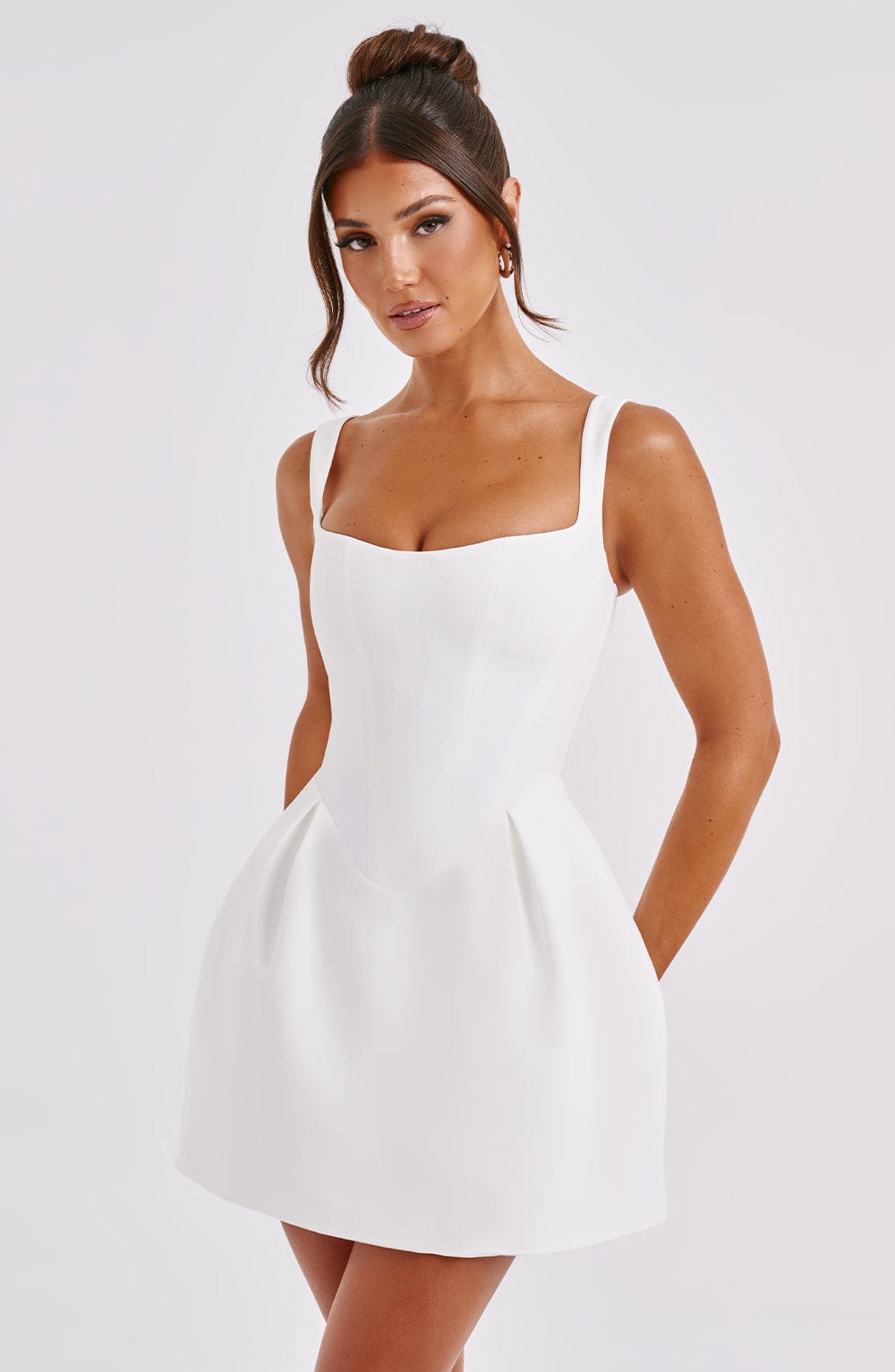 Janiyah Mini Dress Ivory – Vestido Mini Janiyah Marfim, Elegância Refinada e Exclusividade