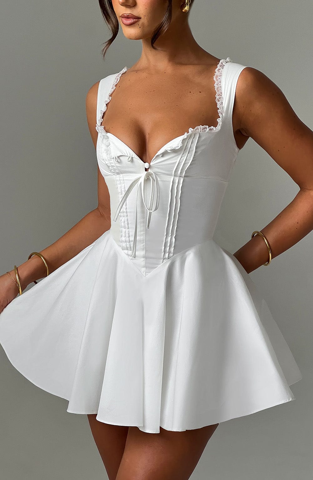 Antonella Mini Dress Ivory – Vestido Mini Antonella Marfim, Elegância Atemporal para Ocasiões Especiais