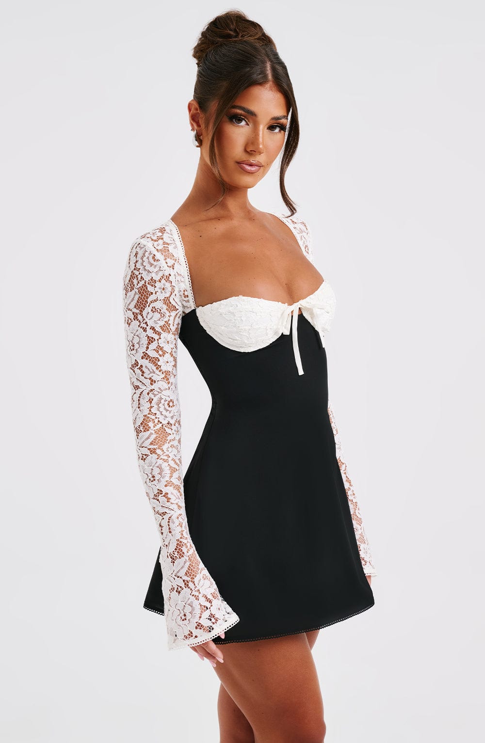 Jacinta Mini Dress Black & White – Vestido Mini Jacinta Preto e Branco, Sofisticação e Estilo Atemporal