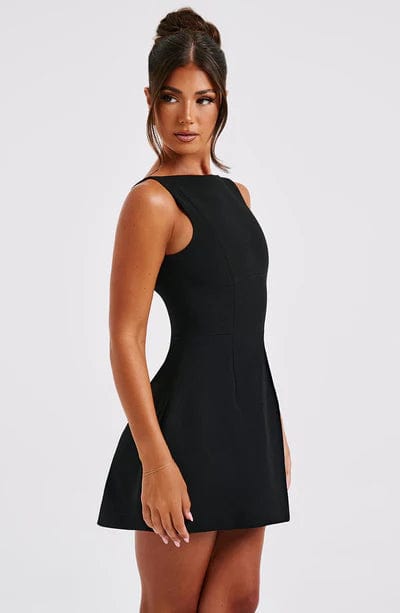 Amara Mini Dress Black – Vestido Mini Amara Preto, Sofisticação e Modernidade em Uma Peça Exclusiva