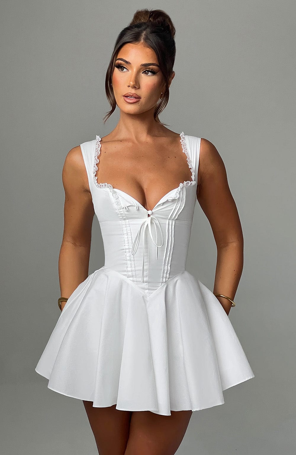 Antonella Mini Dress Ivory – Vestido Mini Antonella Marfim, Elegância Atemporal para Ocasiões Especiais