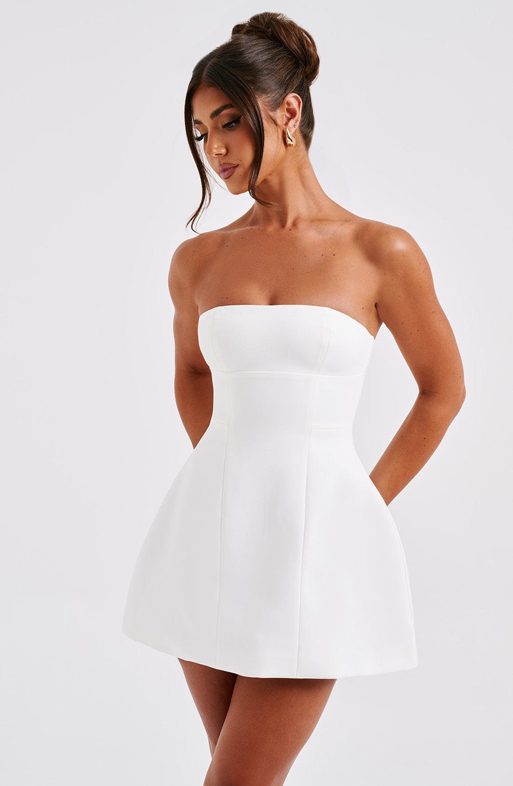 Asha Mini Dress Ivory – Vestido Mini Asha Marfim, Sofisticação e Elegância Atemporal