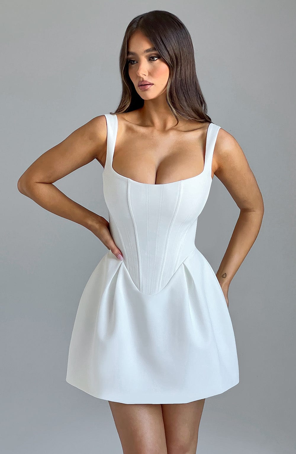 Janiyah Mini Dress Ivory – Vestido Mini Janiyah Marfim, Elegância Refinada e Exclusividade