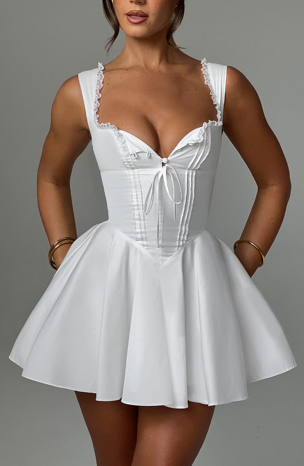 Antonella Mini Dress Ivory – Vestido Mini Antonella Marfim, Elegância Atemporal para Ocasiões Especiais