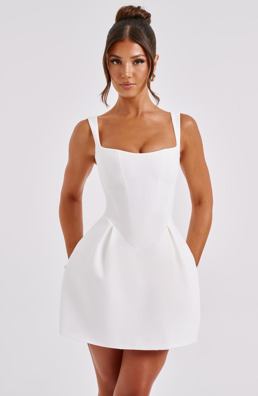 Janiyah Mini Dress Ivory – Vestido Mini Janiyah Marfim, Elegância Refinada e Exclusividade