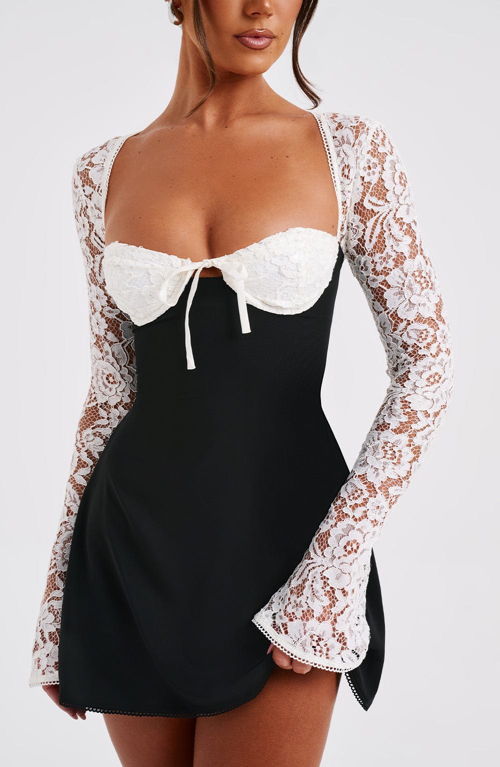 Jacinta Mini Dress Black & White – Vestido Mini Jacinta Preto e Branco, Sofisticação e Estilo Atemporal