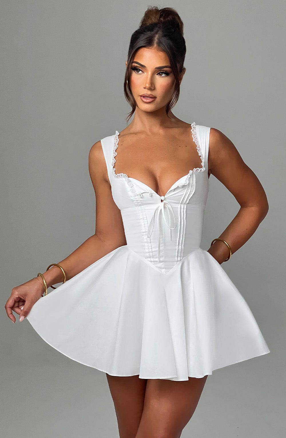 Antonella Mini Dress Ivory – Vestido Mini Antonella Marfim, Elegância Atemporal para Ocasiões Especiais